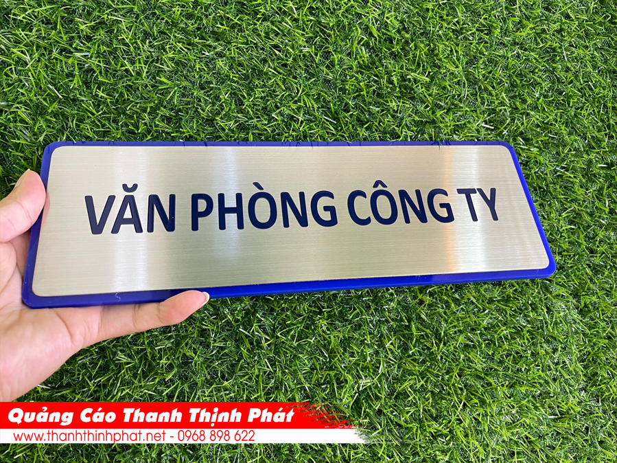 giá làm bảng tên phòng